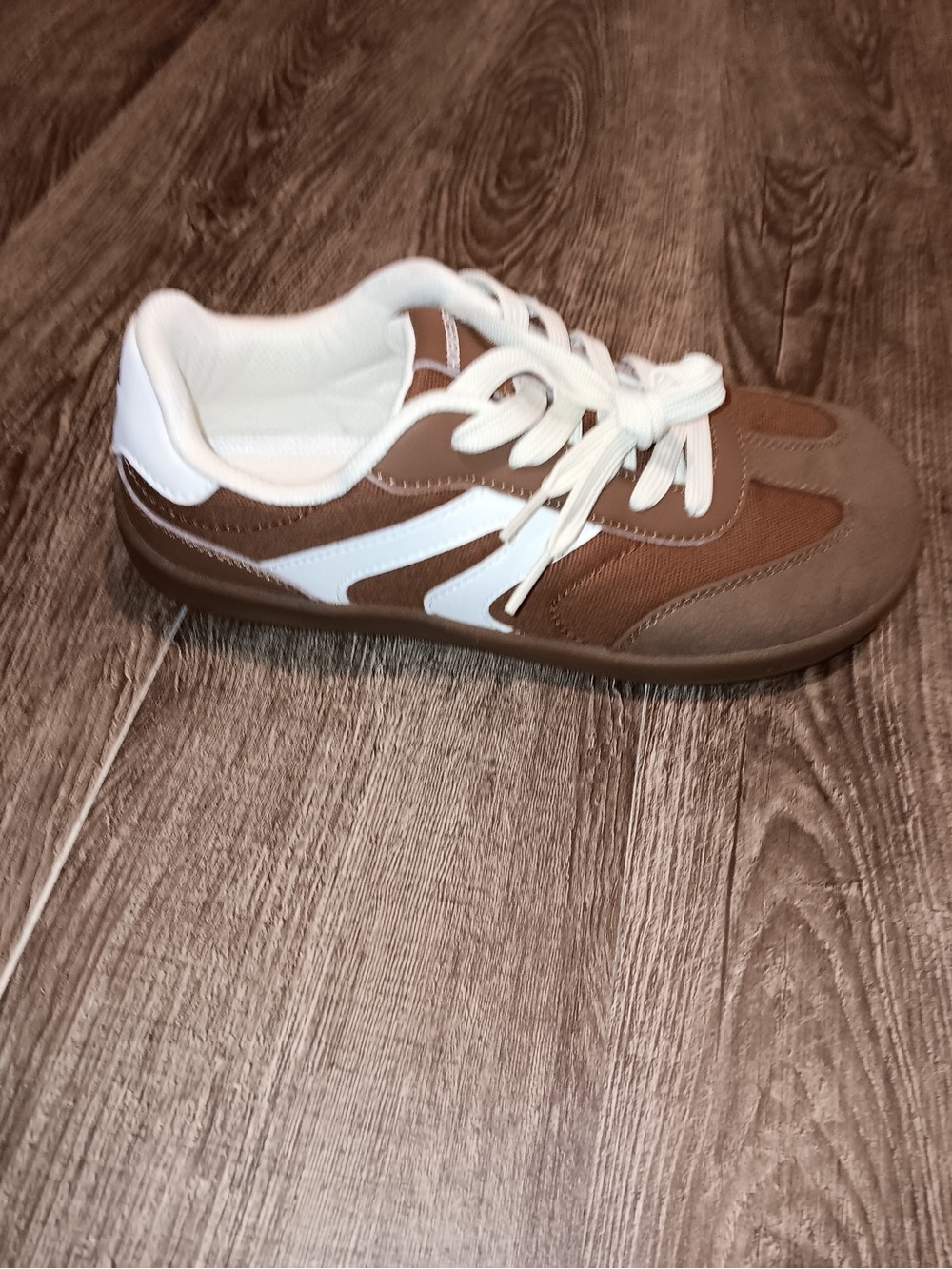 Hobibear Brown and White Low-Top Sneaker